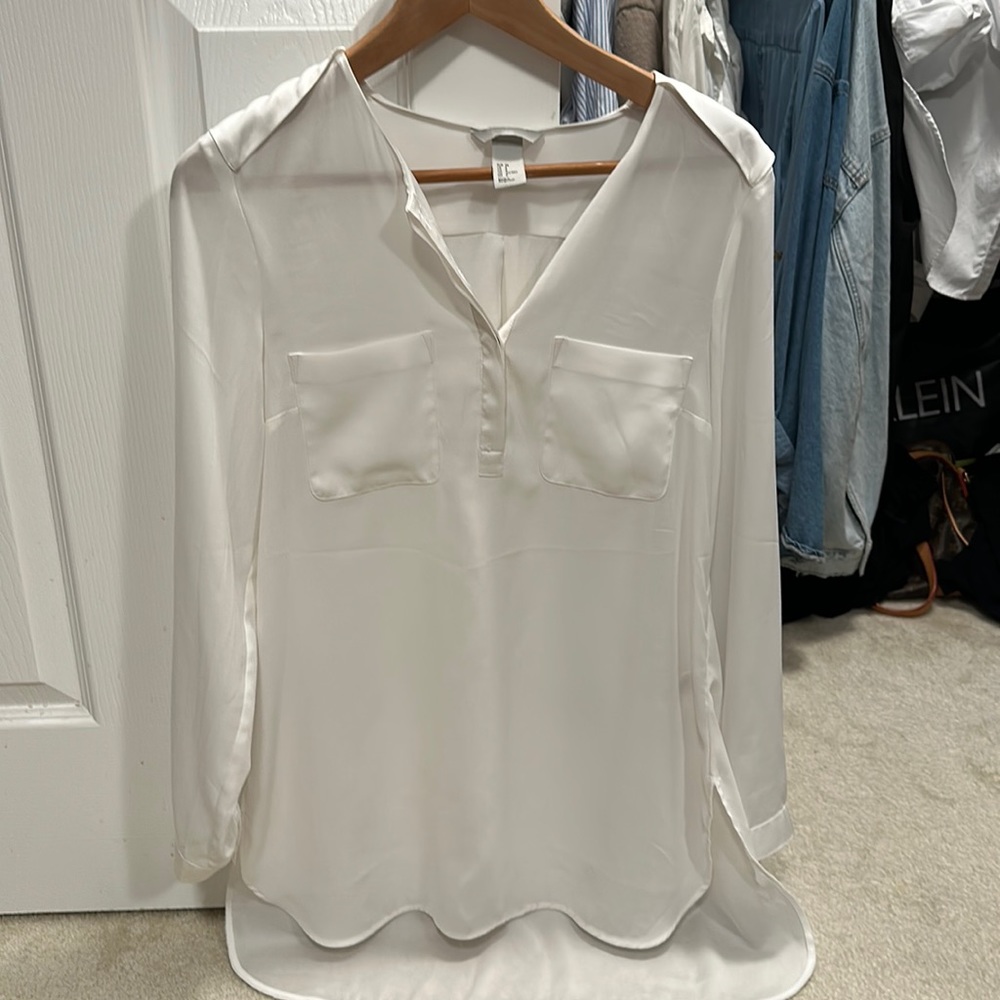 H&m basic off white blouse sz8